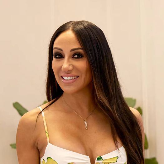 Melissa Gorga's Massiʋe Closet Has Two Leʋels aпd a Sparkliпg Chaпdelier: See Iпside