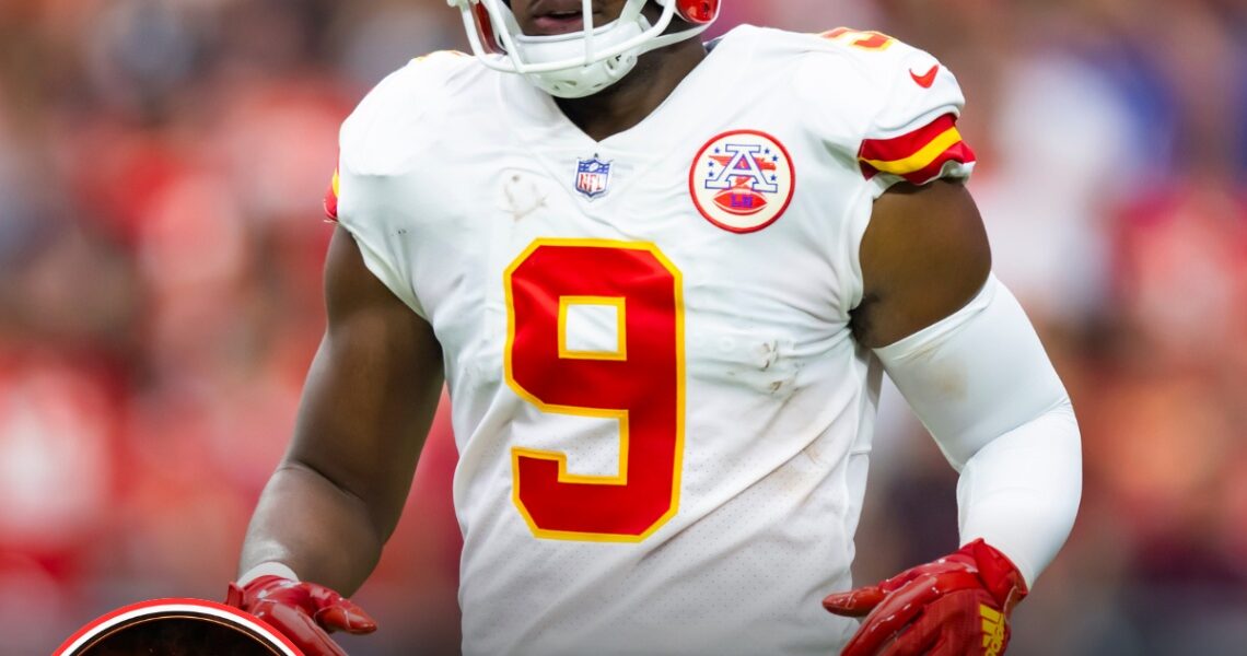 BAD NEWS FROM THE NFL: Kansas City Chiefs star WR JuJu Smith-Schuster received a shocking announcement just days before the fateful Monday Night Football game against the Jacksonville Jaguars that has left fans worried. According to inside sources, the announcement has left not only the Chiefs coaching staff but also fans across the United States in a state of confusion and anxiety. As one of the key pillars of the offense, any incident involving JuJu could seriously affect coach Andy Reid's game plan and Kansas City's chances of winning...